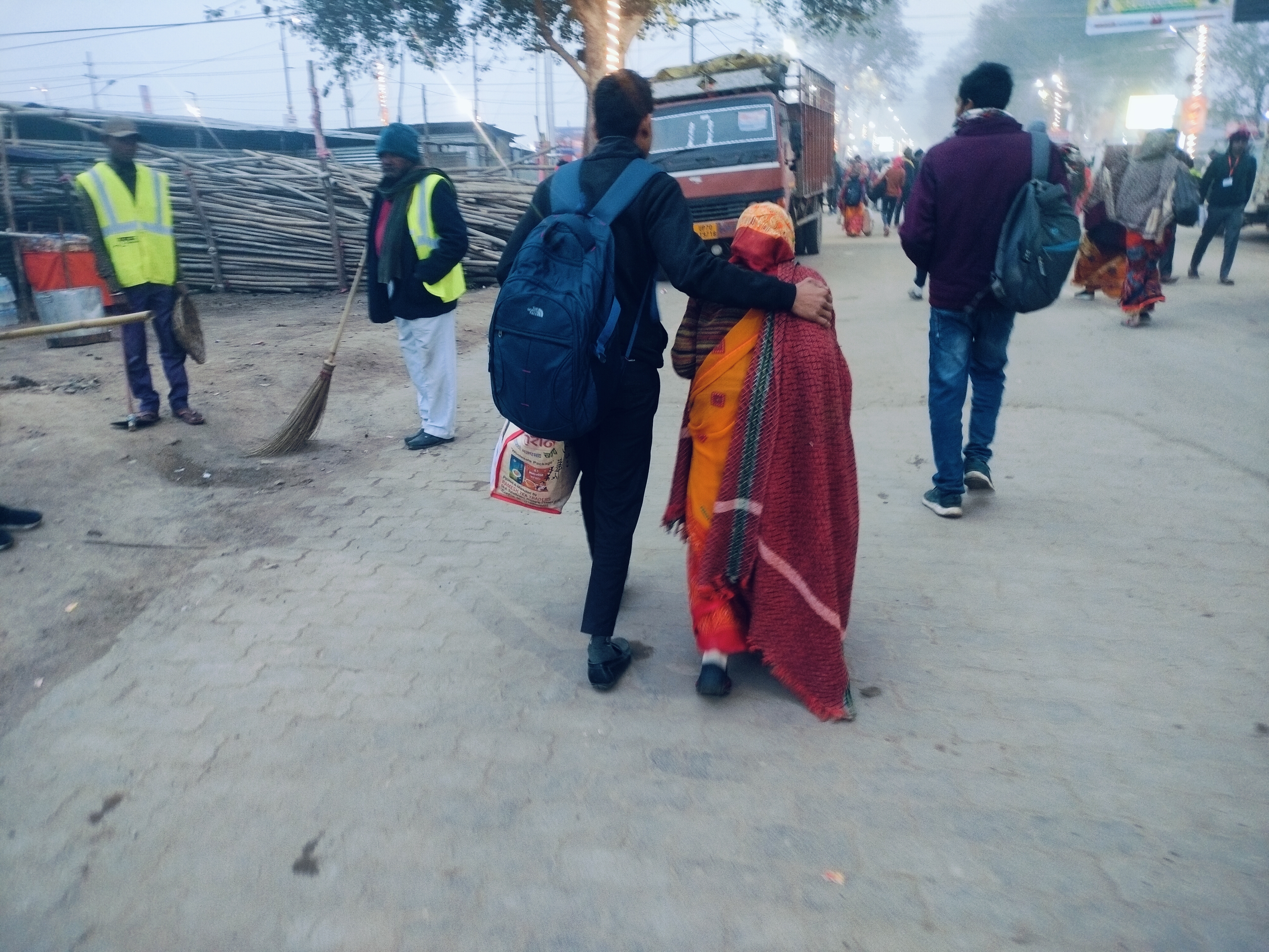 mahakumbh_old_lady