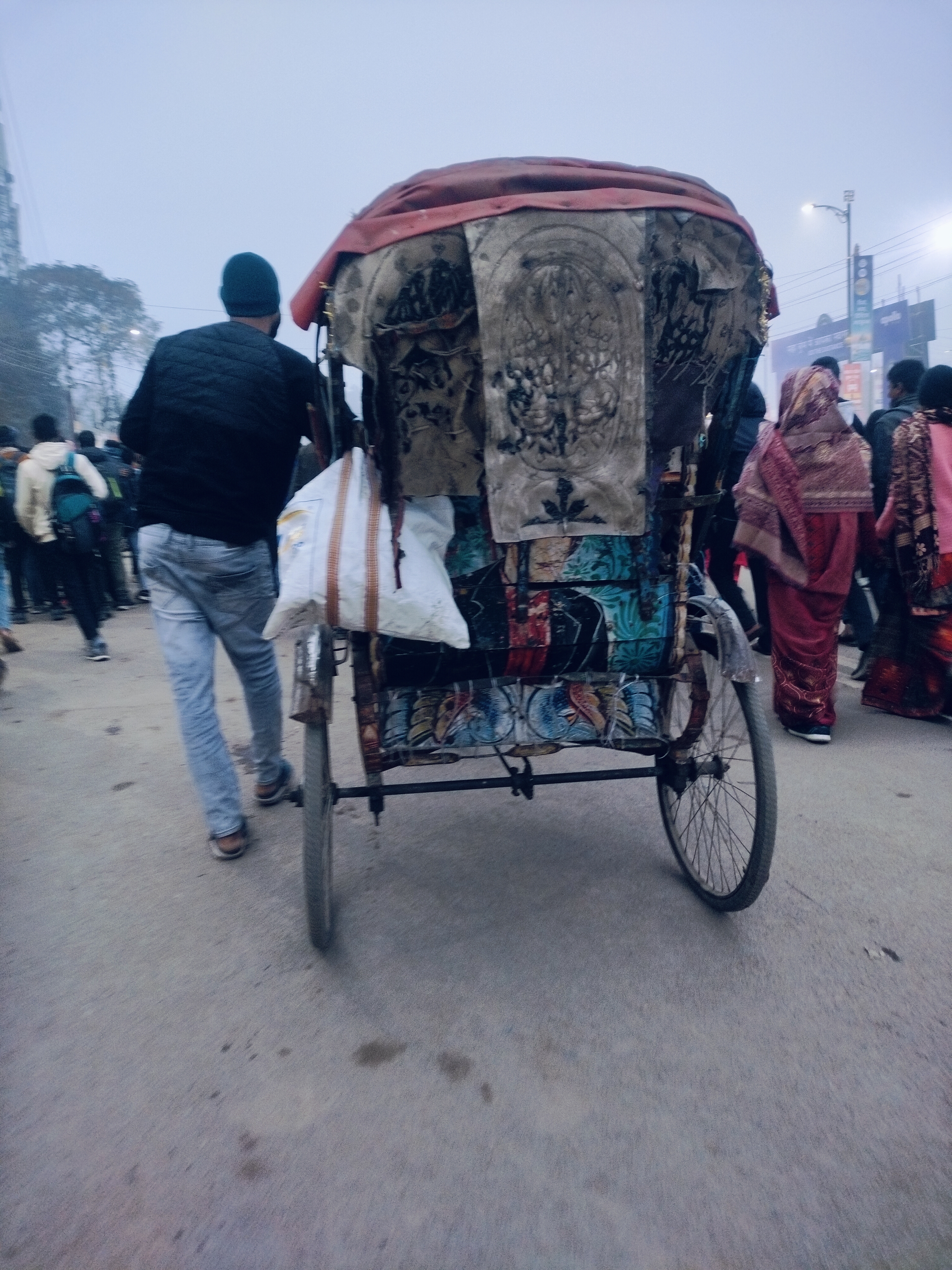 poor_man_carrying_chariot